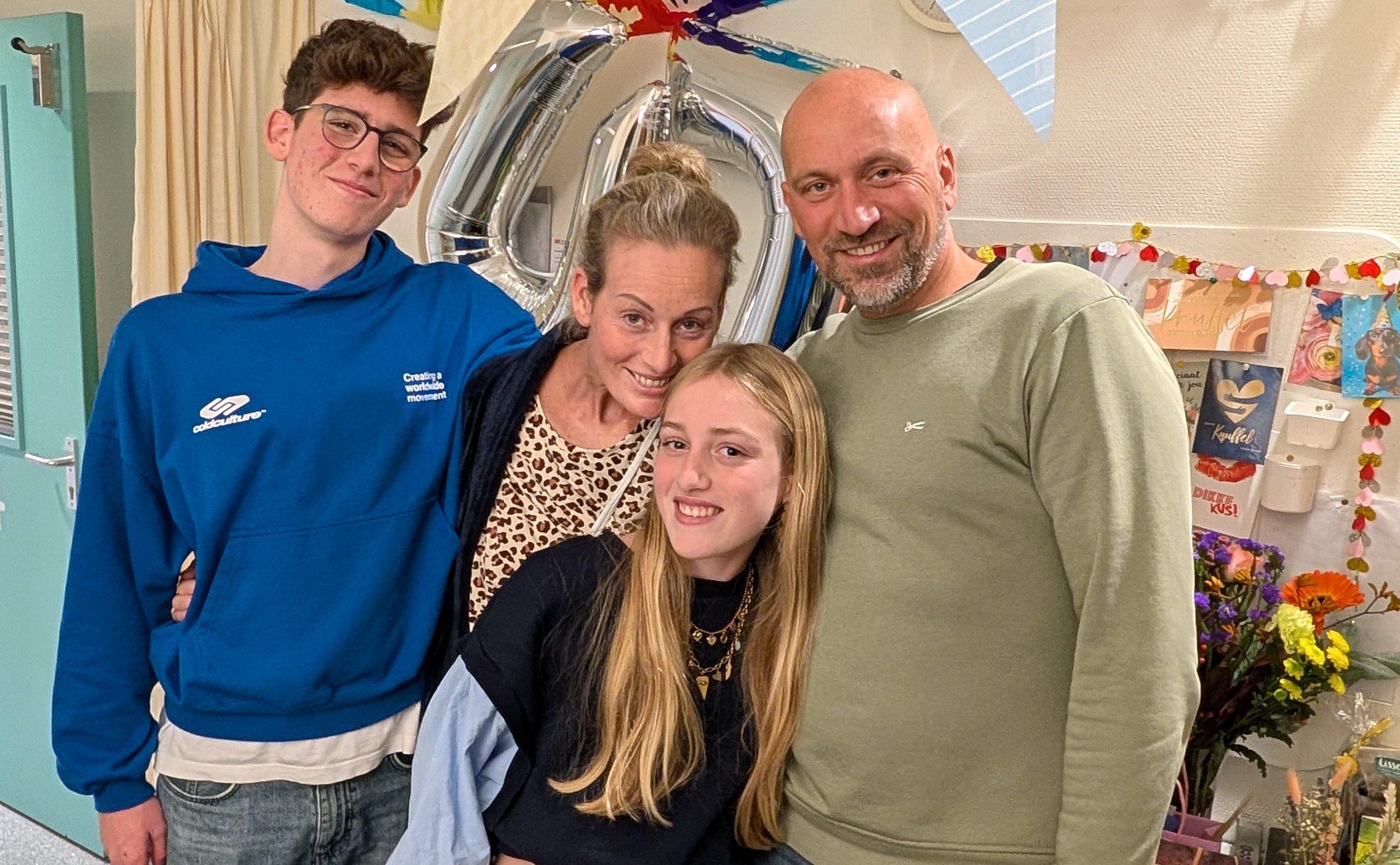 Familie Schelvis na hartstilstand moeder Suus - zoon Joep (16) redde haar met reanimatie, het waargebeurde verhaal achter BeatKeeper Academy